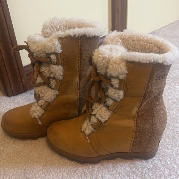 Women’s Sorel wedge boots - Picture 2 of 7